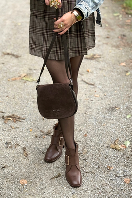 Brązowe botki damskie welurowe z ozdobną klamrą