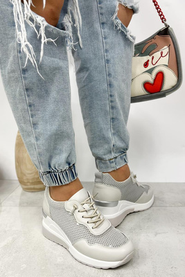 Białe sneakersy sznurowane na koturnie