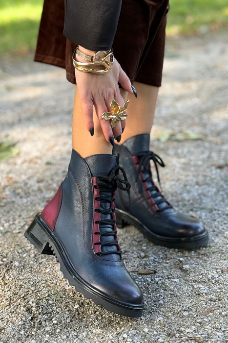 Чорні шкіряні ботильйони на блискавці та плоскій підошві