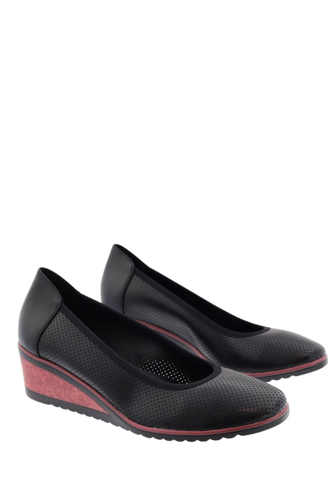 Półbuty czarne perforowane na koturnie 
