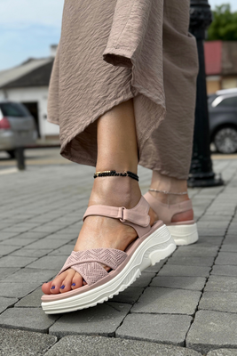 Бежеві шкіряні ажурні босоніжки на липучці