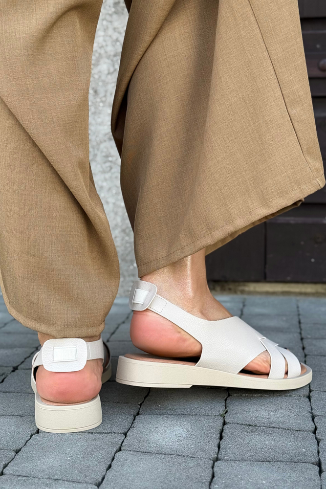 Klasyczne beżowe sandały płaskie