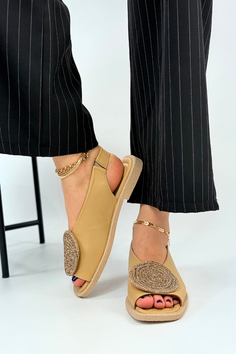 Beżowe skórzane sandały płaskie z ozdobą Artiker