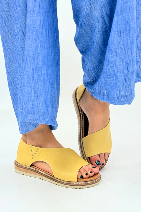 Рожеві шкіряні босоніжки з гофрованим верхом і танкеткою