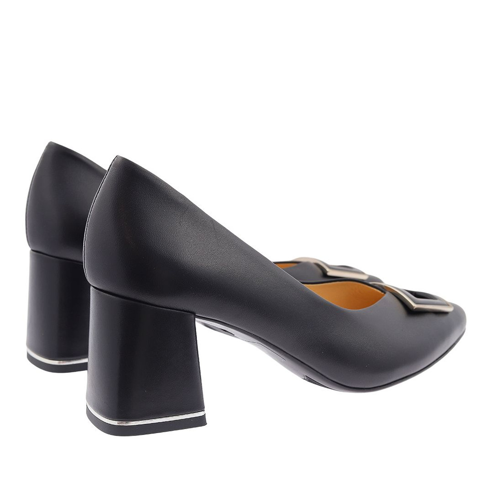 Жіночі чорні шкіряні човники з декором