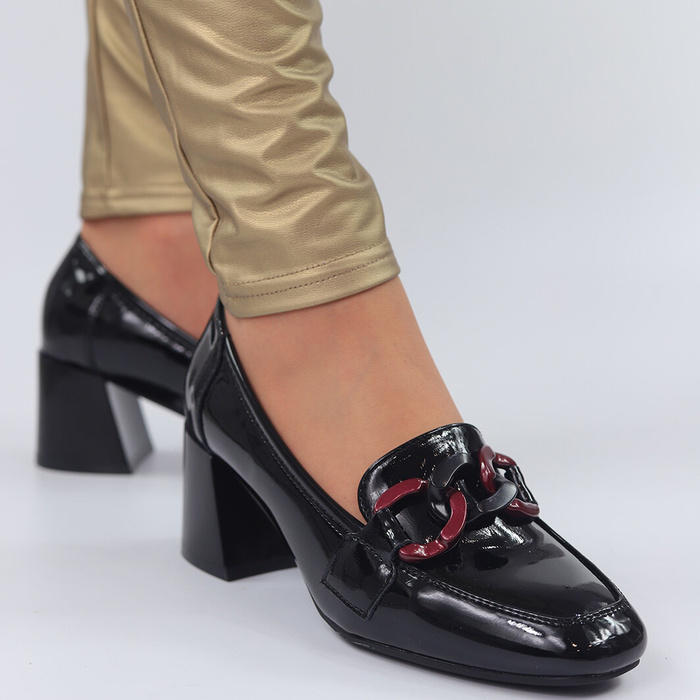 Чорні лаковані туфлі на каблуці Vinceza