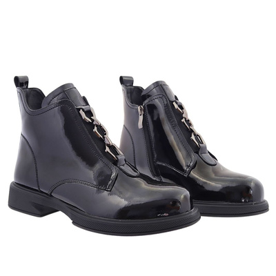 Жіночі лаковані чоботи на плоскому ходу з декором 