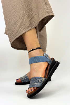 Jeansowe sandały na koturnie z ekoskóry 