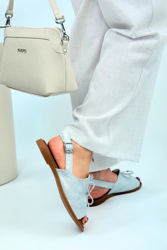 Srebrne sandały skórzane płaskie z kokardką