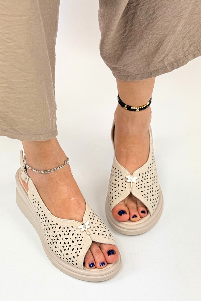 Beżowe skórzane ażurowe sandały z owadem