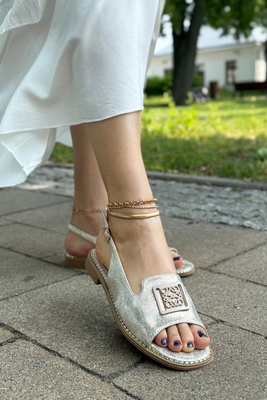 Złote sandały z ozdobną płaskie