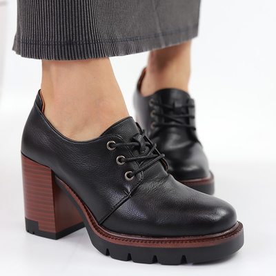 Półbuty damskie czarne sznurowane na słupku 