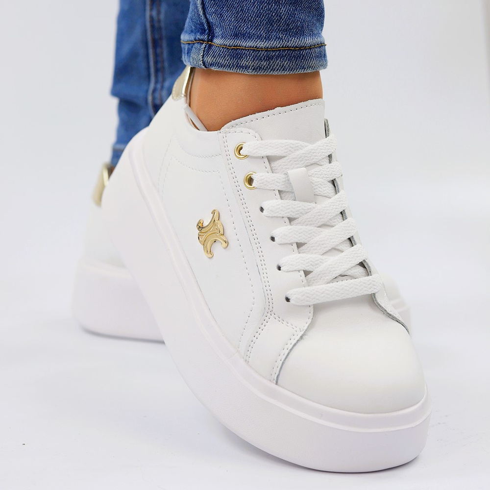 Skórzane białe sneakersy ze złotymi wstawkami na platformie Potocki