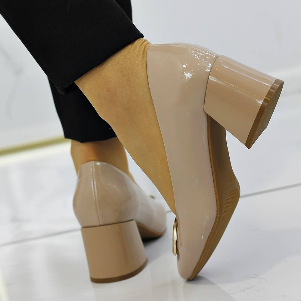 Lakierowane czółenka damskie beżowe Vinceza