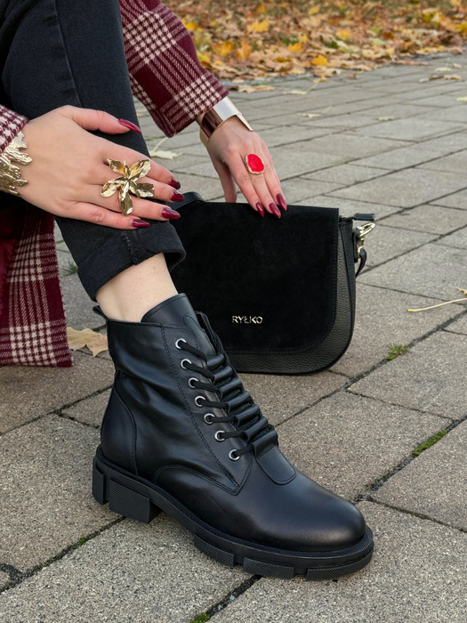 Чорні жіночі шкіряні ботильйони на товстій платформі зі шнурівкою