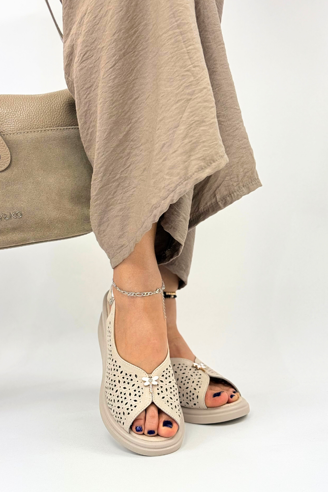 Beżowe skórzane ażurowe sandały z owadem