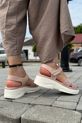 Бежеві шкіряні ажурні босоніжки на липучці