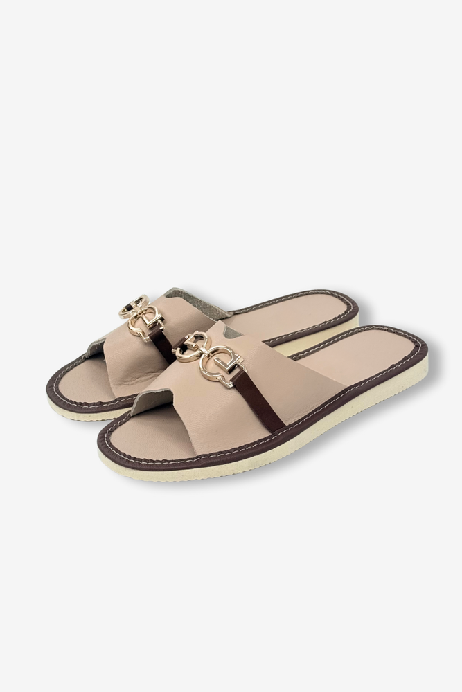 Beżowe pantofle skórzane ze złotą ozdobą