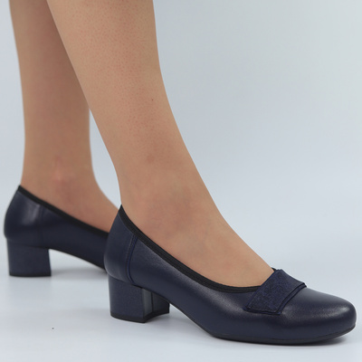 Темно-сині шкіряні туфлі на низькому каблуці Galant