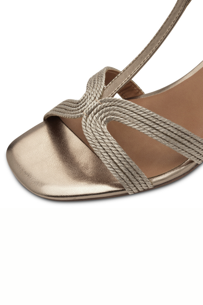 Eleganckie sandały na klocku z kwadratowym noskiem Tamaris 