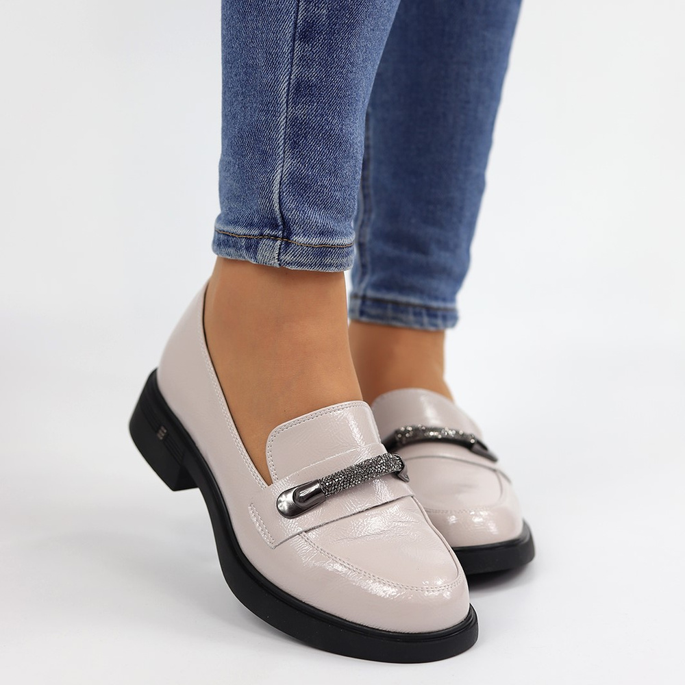 Сірі лаковані мокасини сліпони з ремінцем зі стразами