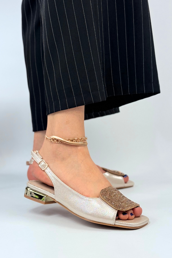 Złote sandały z ozdobą na niskim obcasie
