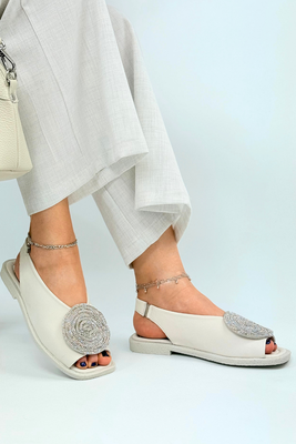 Skórzane sandały ecru zabudowane z ozdobą