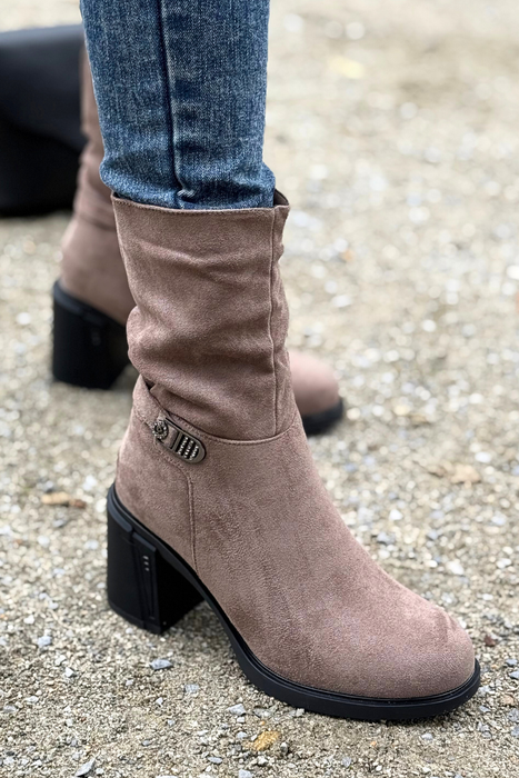 Zamszowe botki khaki na obcasie z zamkiem