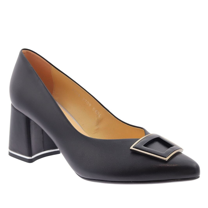 Жіночі чорні шкіряні човники з декором