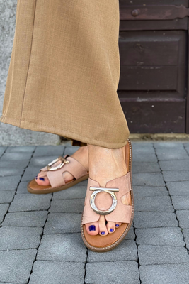 Beżowe klapki damskie zamszowe z ozdobą