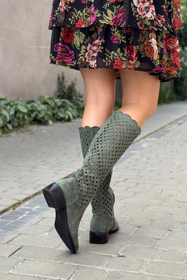 Бежеві ажурні чоботи на низькому каблуці 