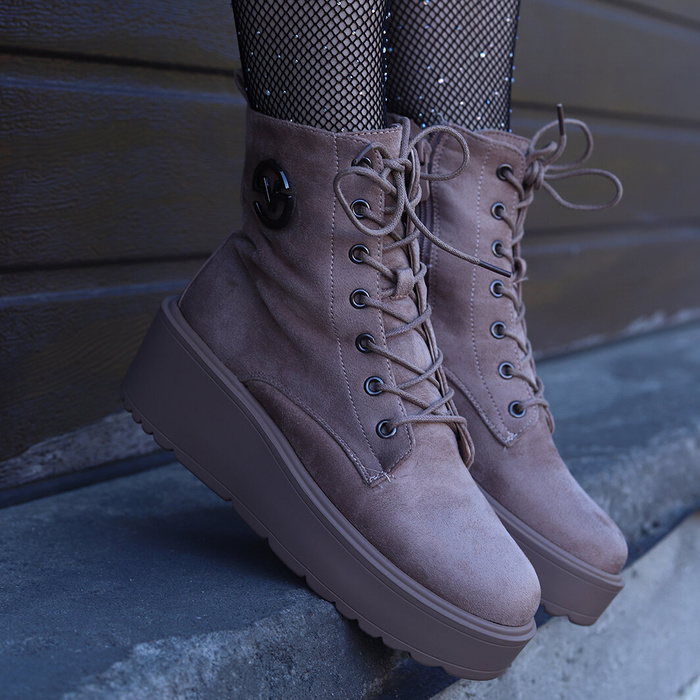 Бежеві замшеві ботильйони на платформі Vinceza