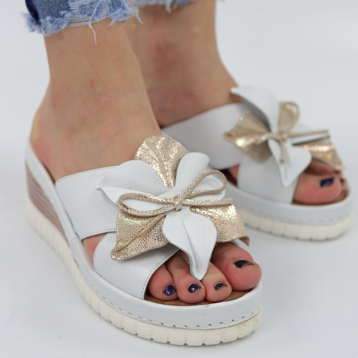 Klapki skórzane z kwiatkiem na koturnie białe Artiker