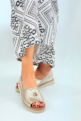 Złote skórzane perforowane sandały płaskie Artiker