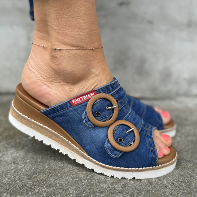 Джинсові штани Artiker з бежевою пряжкою на танкетці