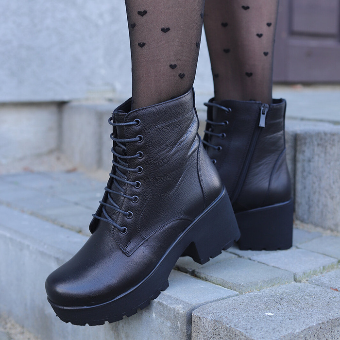 Чорні шкіряні чоботи Т. Сокольського