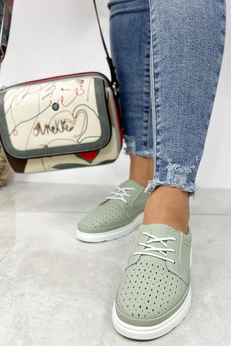 Спортивне взуття з ажурним верхом на шнурівці зеленого кольору