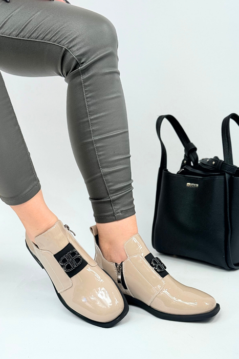 Lakierowane skórzane botki beżowe na niskim obcasie Filippo