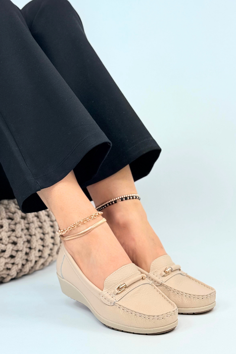 Beżowe mokasyny damskie skórzane wsuwane