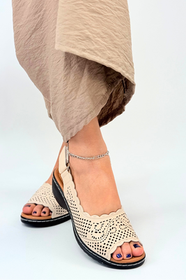 Beżowe sandały ażurowe skórzane na koturnie 