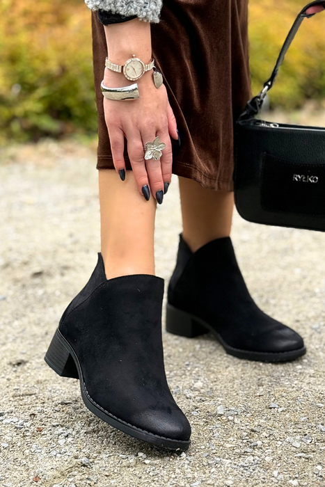 Czarne krótkie botki zamszowe na klocku