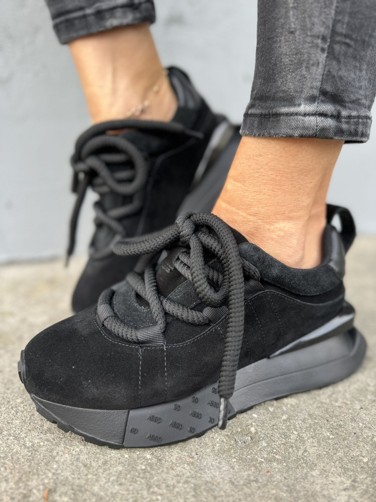 Czarne sneakersy damskie ze skóry zamszowej sznurowane