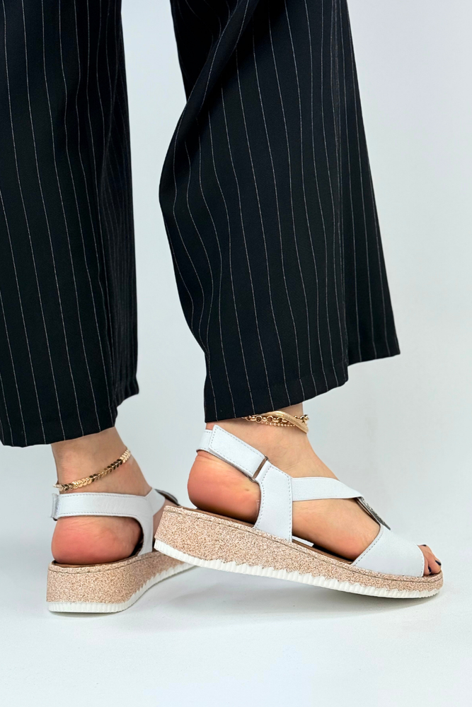 Białe skórzane sandały z ozdobą na platformie Artiker