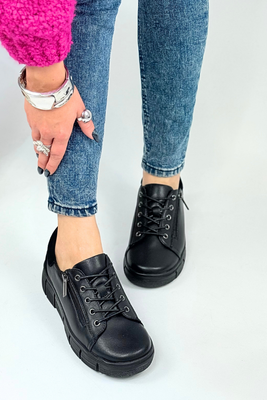 Чорні шкіряні туфлі на платформі з декором спереду