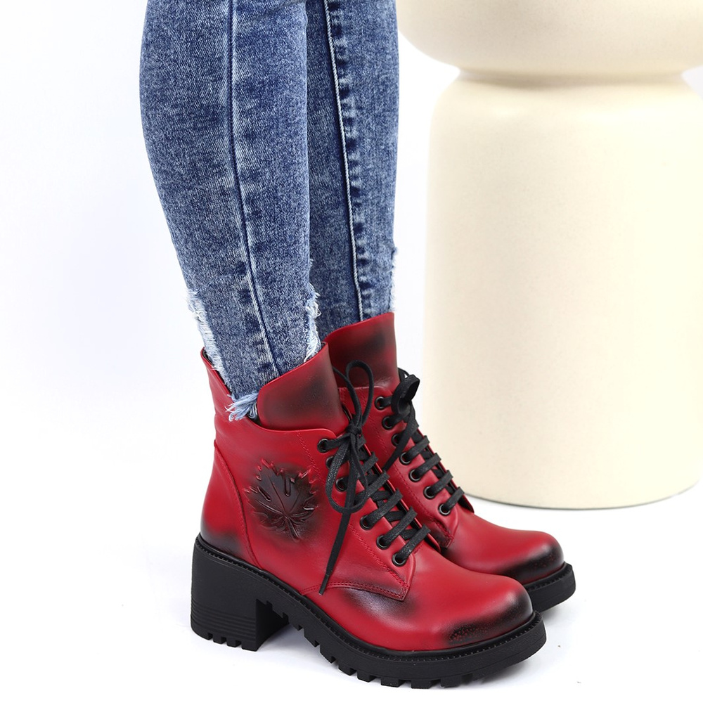 Botki skórzane czerwone z ozdobnym liściem na klocku sznurowane