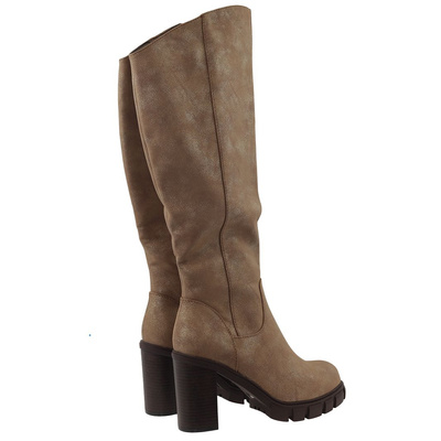 Złote kozaki na słupku M. Daszyński