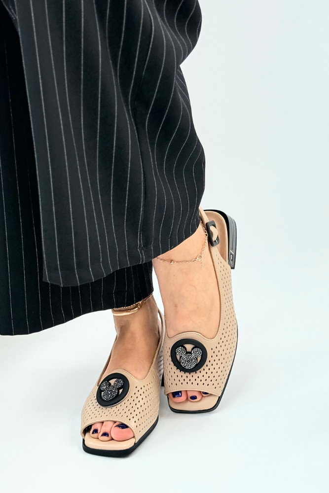 Morelowe sandały skórzane perforowane na niskim obcasie