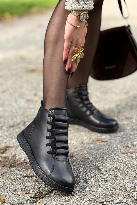 Чорні шкіряні ботильйони на блискавці та плоскій підошві