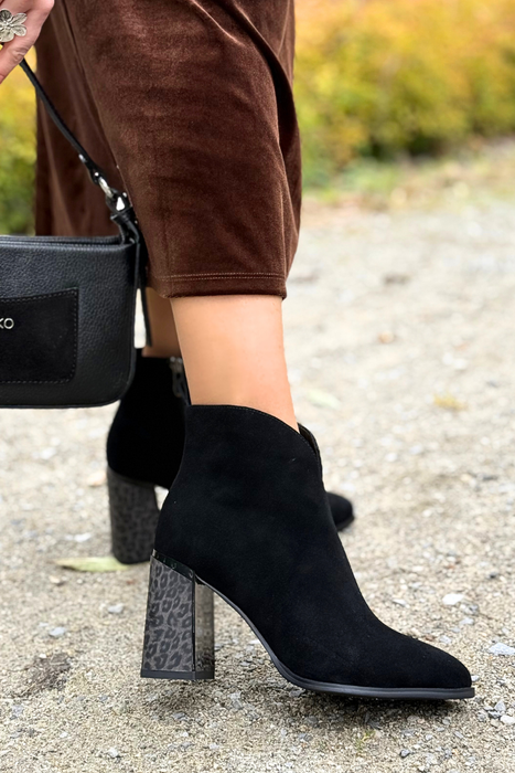 Czarne botki welurowe skórzane na ozdobnym słupku
