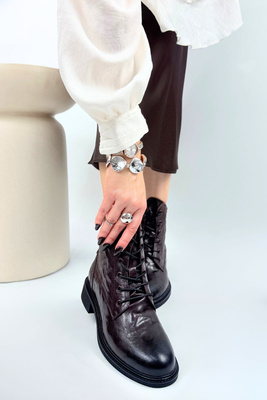 Чорні жіночі шкіряні ботильйони на товстій платформі зі шнурівкою 